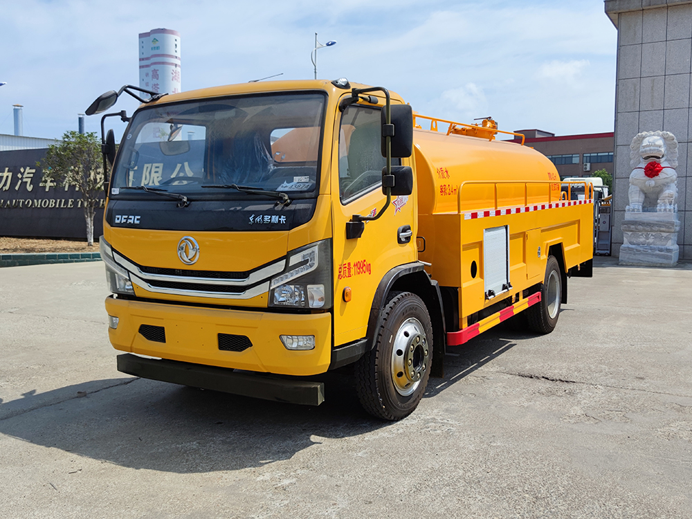 東風(fēng)大多利卡7.6方清洗吸污車(chē)